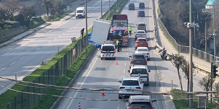 Gemlik’te tırın üzerindeki makine yola devrildi
