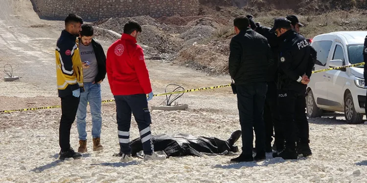 Yaşlı adam yol kenarında ölü bulundu