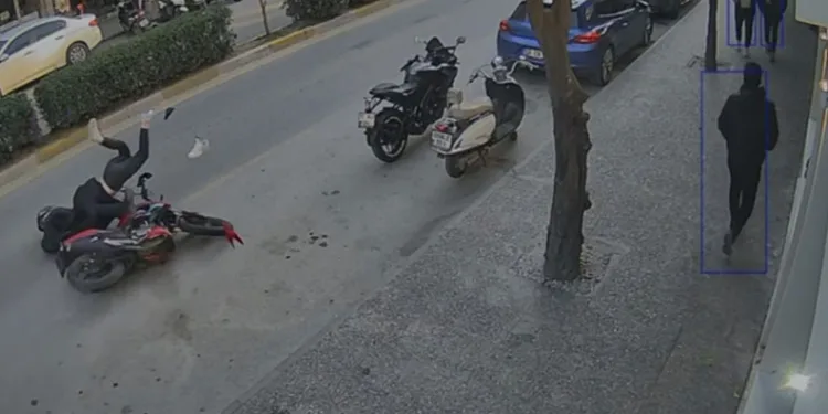 Motosiklet ve çarptığı kız metrelerce sürüklendi