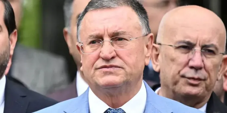 Lütfü Savaş, CHP Genel Başkanı Özel hakkında suç duyurusunda bulundu