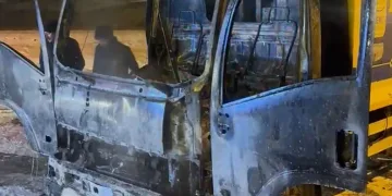 Havai fişekle çöp kamyonunu yaktılar