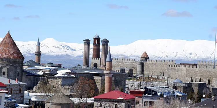 Başkan Yavaş ve Başkan İmamoğlu’ndan Özdağ’ın annesine ziyaret