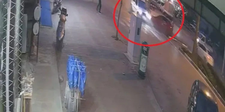 Antalya’da hafif ticari araçla otomobil çarpıştı: 3 yaralı