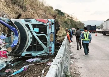Tayland’da otobüs devrildi: 18 ölü