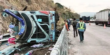 Tayland’da otobüs devrildi: 18 ölü