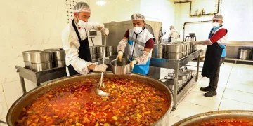 Öğrenciler kızak pistinde doyasıya eğlendi