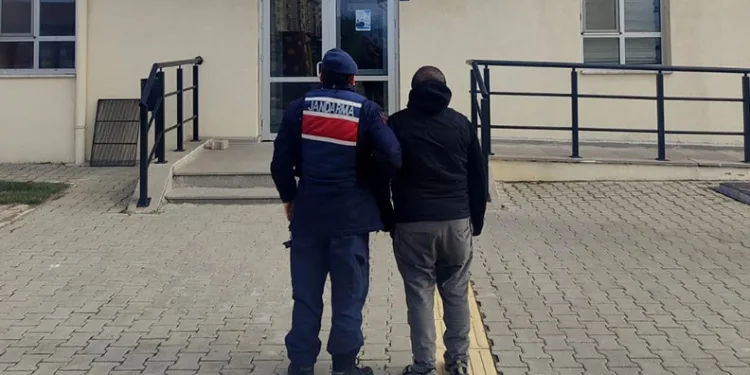 Dolandırıcılık ve hırsızlık suçundan aranan şahıs yakalandı
