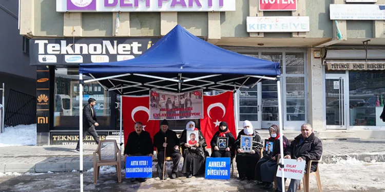 Ailelerin evlat nöbeti soğuk havaya rağmen devam ediyor