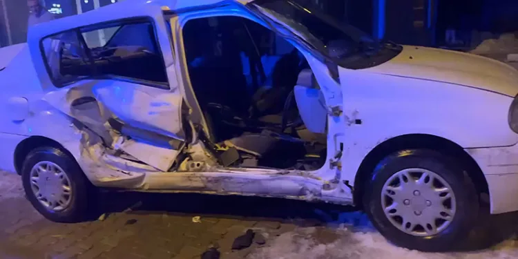 Hasta taşıyan ambulans ile otomobil çarpıştı: 8 yaralı