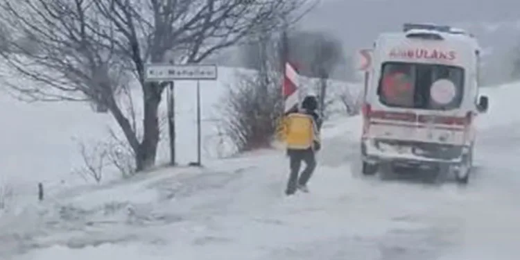 Ambulansa yol açan iş makinesi kara saplandı