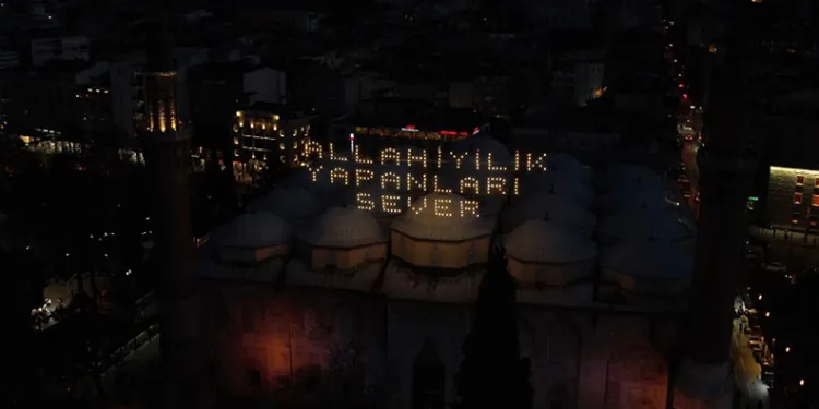 Ulu Cami’ye Ramazan mahyası asıldı