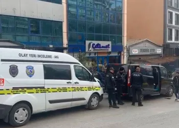 Tartıştığı sevgilisini iş yerinin önünde vurdu