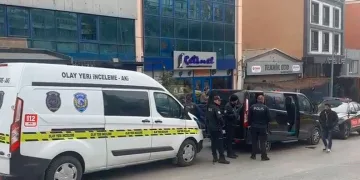 Tartıştığı sevgilisini iş yerinin önünde vurdu