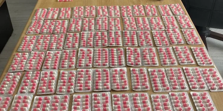 Uyuşturucu tacirinin evinden yüzlerce hap çıktı