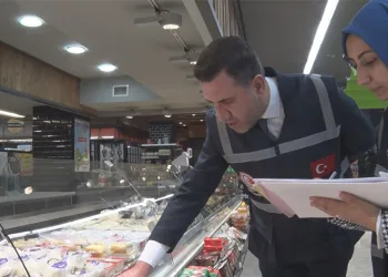 Ticaret Bakanlığı ekiplerinden zincir marketlerde etiket denetimi
