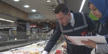 Ticaret Bakanlığı ekiplerinden zincir marketlerde etiket denetimi