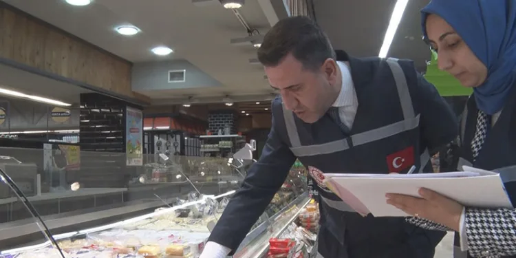 Ticaret Bakanlığı ekiplerinden zincir marketlerde etiket denetimi
