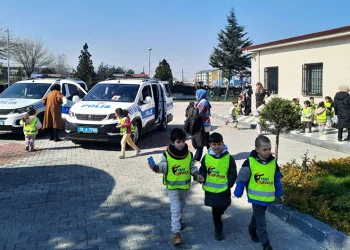 Anaokulu öğrencileri polis merkezini ziyaret etti