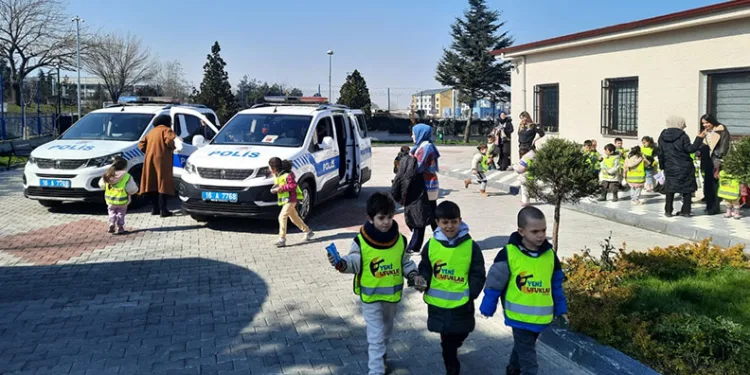 Anaokulu öğrencileri polis merkezini ziyaret etti