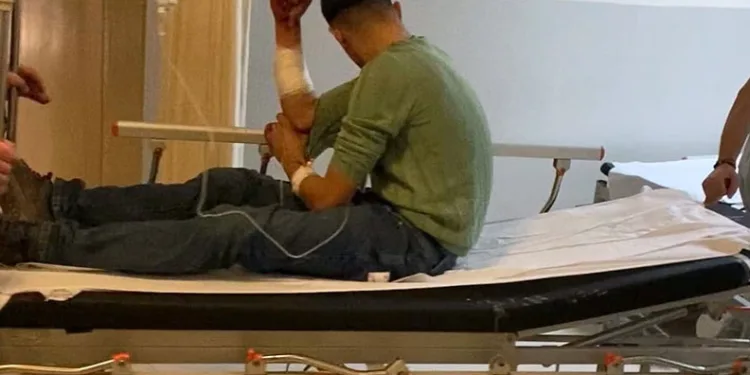 Bursa’da kavga edenleri ayırmak isterken bıçakla yaralandı