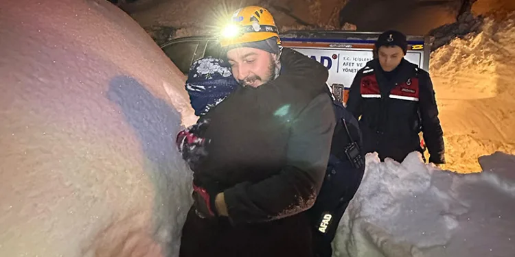 Artvin’de kar nedeniyle çökme tehlikesi olan evde yaşayan yaşlı çift kurtarıldı