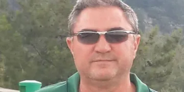 Oturduğu ağacın altında hayatını kaybetti