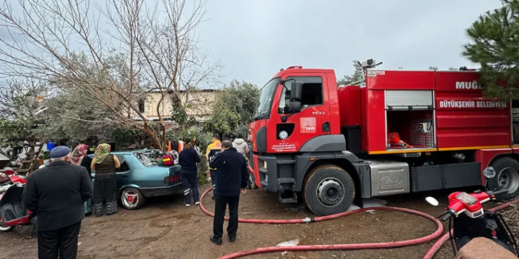 Artvin’de yaşlı adam çatıdan düşen karların altında kalmaktan son anda kurtuldu