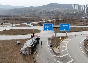 Kırıkkale’de TIR devrildi