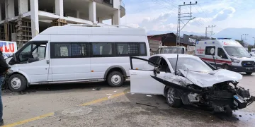 Servisle, 2 otomobilin çarpıştığı kazada 5 kişi yaralandı