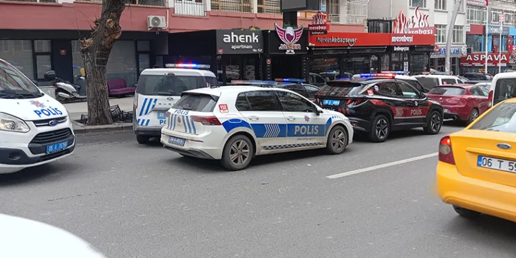 Depremzede ailenin yaşadığı konteyner yanarak kullanılmaz hale geldi