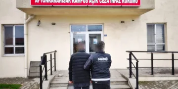 Uyuşturucu ticareti yapma suçundan aranan şahsı polis yakaladı