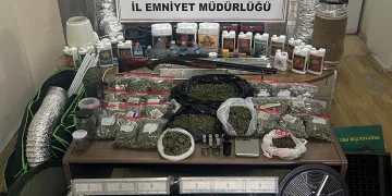 Polis elini nereye atsa uyuşturucu bulundu