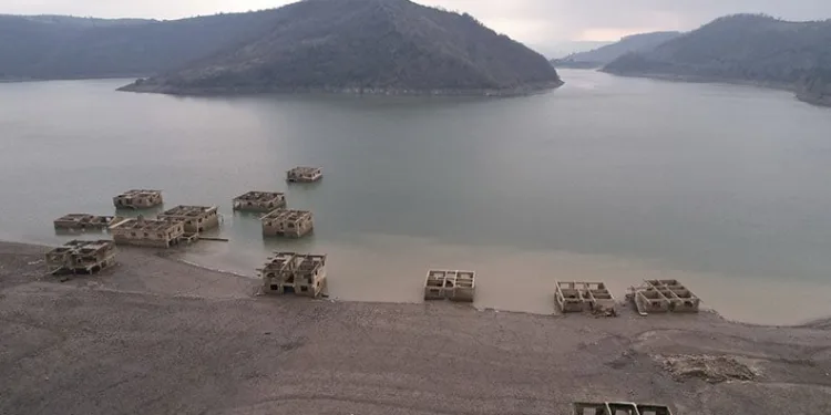 Sular çekilince terk edilmiş yapılar ortaya çıktı