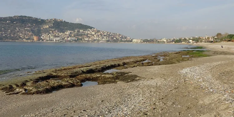 Alanya’da deniz suyu 7-8 metre çekildi