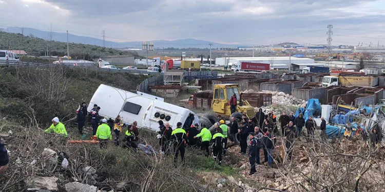 Bursa’da işçi otobüsü şarampole yuvarlandı: Yaralılar var