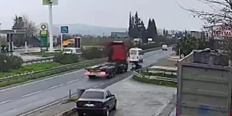 Menemen’de feci kaza: 14 yaşındaki motosiklet sürücüsü hayatını kaybetti