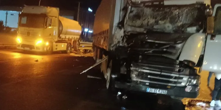 Bursa’da kontrolden çıkan TIR, ışıkta bekleyen tankere çarptı