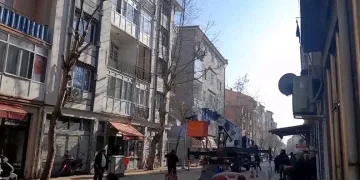 Edirne’de tehlikeli ağaç budama kesimi