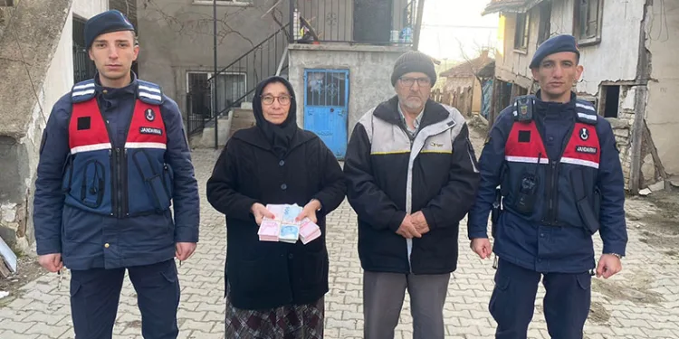 Dolandırıcılara kaptırdığı 181 bin lirasını jandarma kurtardı