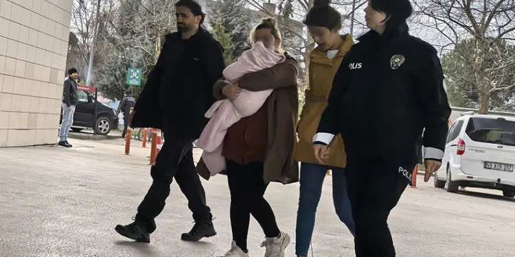 Kucaklarında bebekle hırsızlık yapan 2 kadın yakalandı