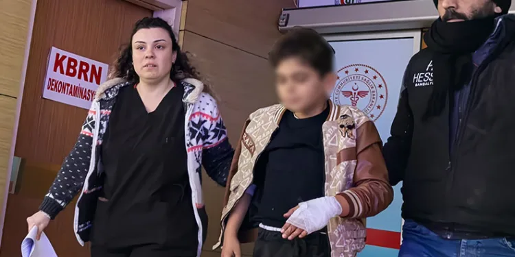 Okulun duvarına tırmanırken tel eline saplanan çocuk yaralandı