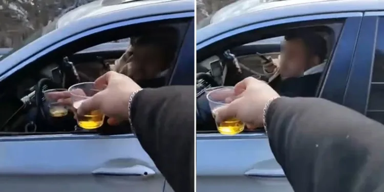Bursa’da seyir halinde alkol alıp kadeh tokuşturdu
