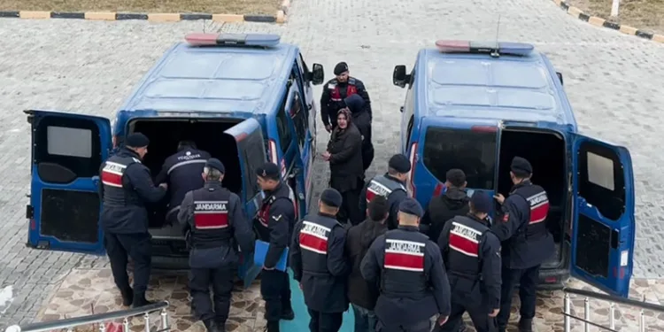 Hapis cezasıyla aranan aynı aileden 5 kişi operasyonla yakalandı