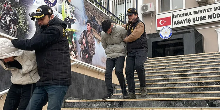 Anahtarı üzerinde bırakıp hava almaya çıktı: Arabası saniyeler içinde çalındı