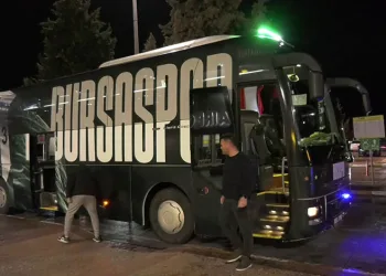 Bursasporlu taraftarlar takımı havaalanında karşıladı