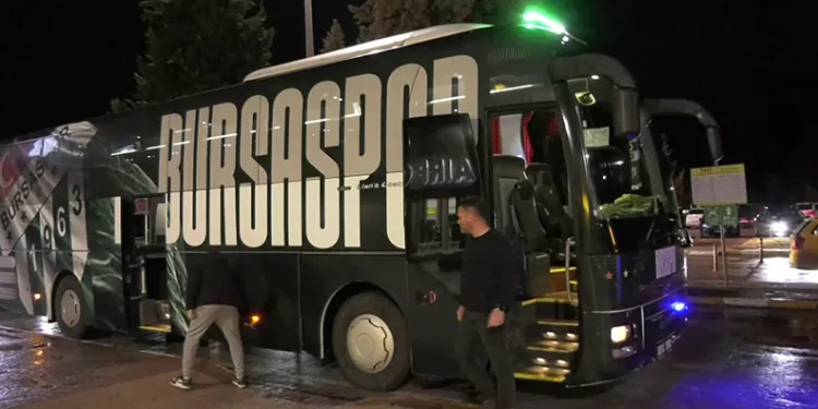 Bursasporlu taraftarlar takımı havaalanında karşıladı