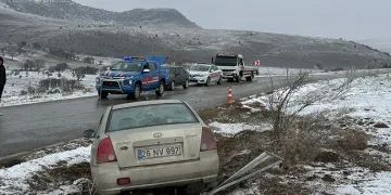 Şarampole giren otomobilde 4 kişi yaralandı
