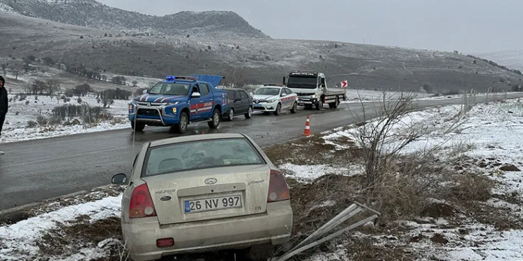 Şarampole giren otomobilde 4 kişi yaralandı