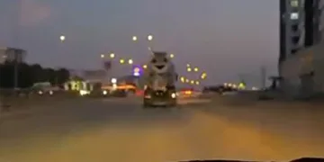 Beton mikseri otomobile çarpıp kaçtı