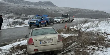 Şarampole giren otomobilde 4 kişi yaralandı